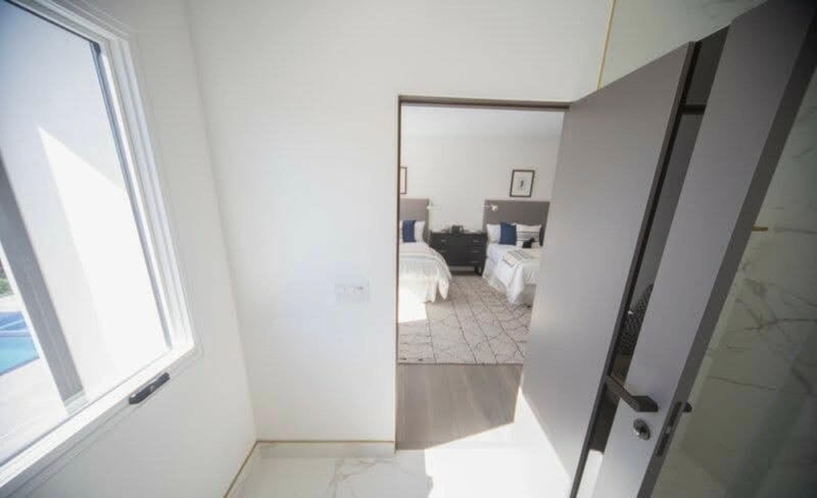AT's Modern Princess Mansion — photo 10