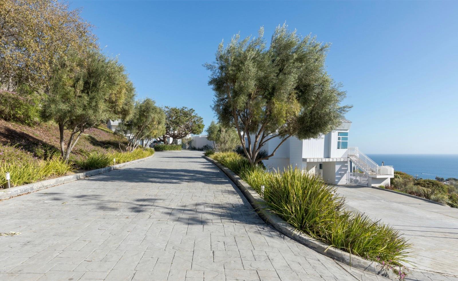 Beach Glass Modern Home — photo 9