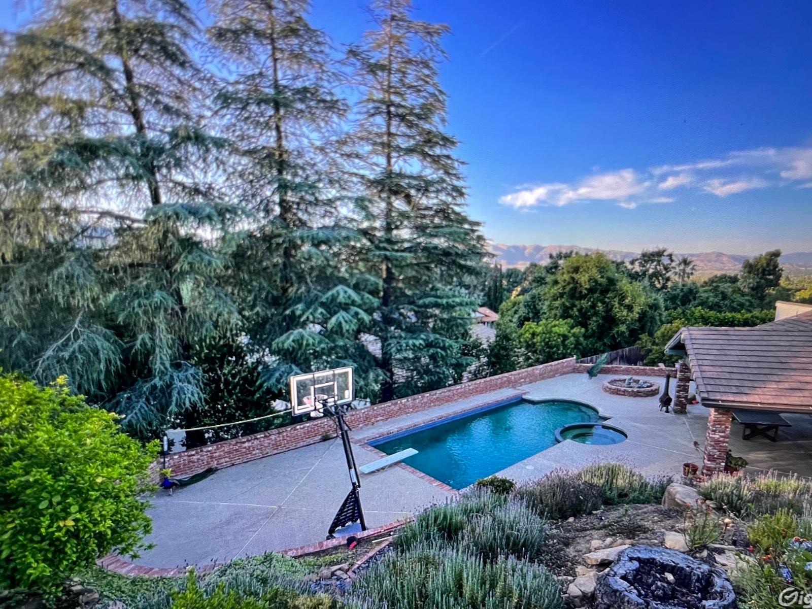 brick Home with pool and jacuzzi — photo 3