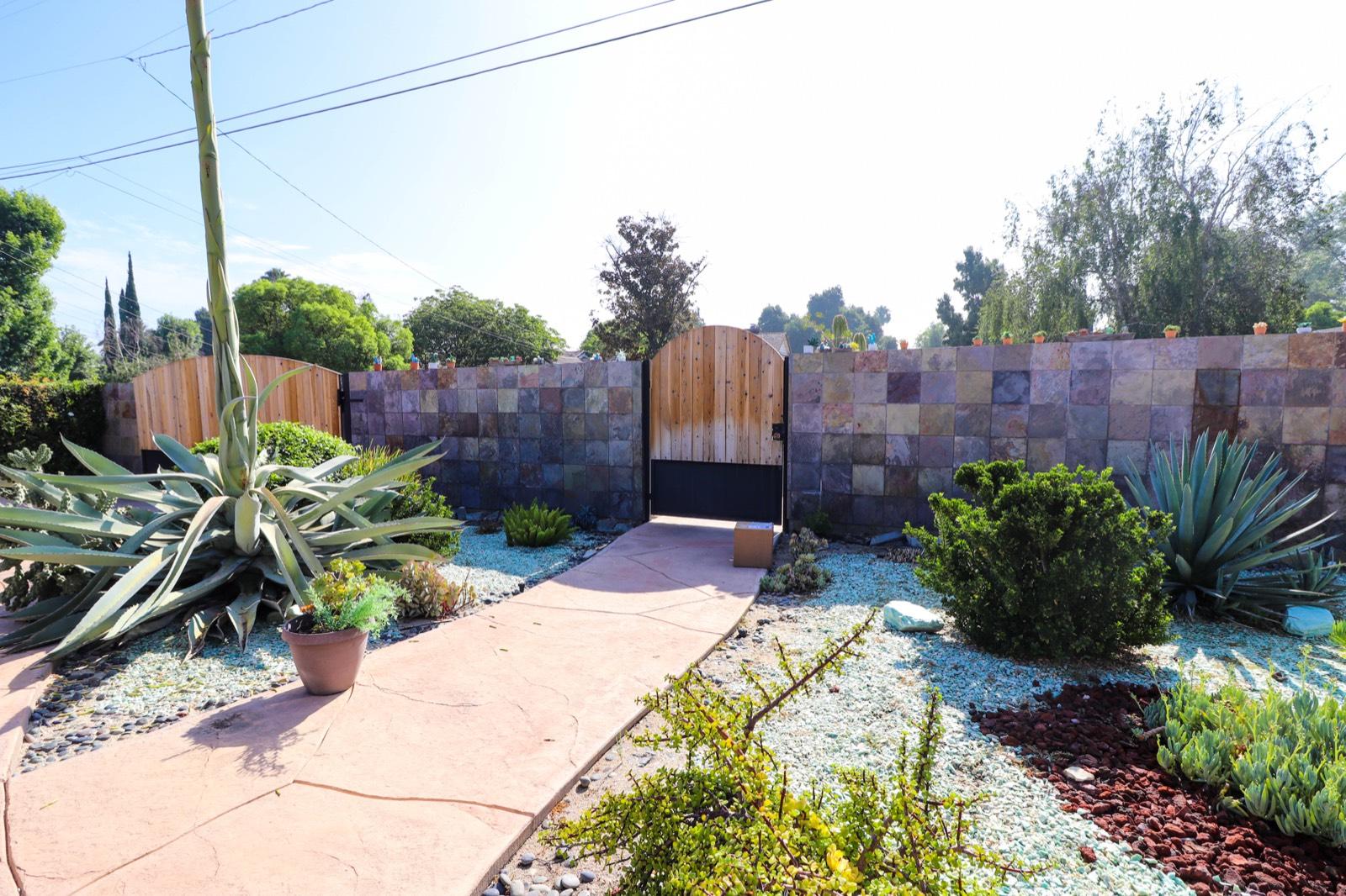 B's colorful House — photo 1