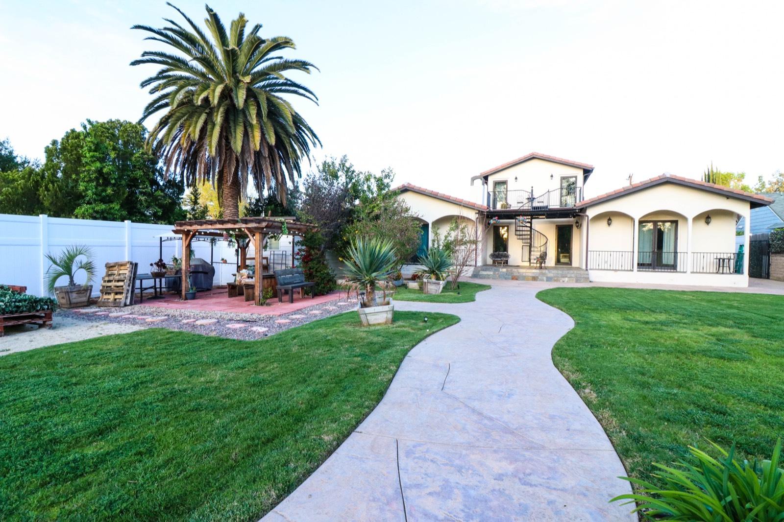 B's colorful House — photo 9
