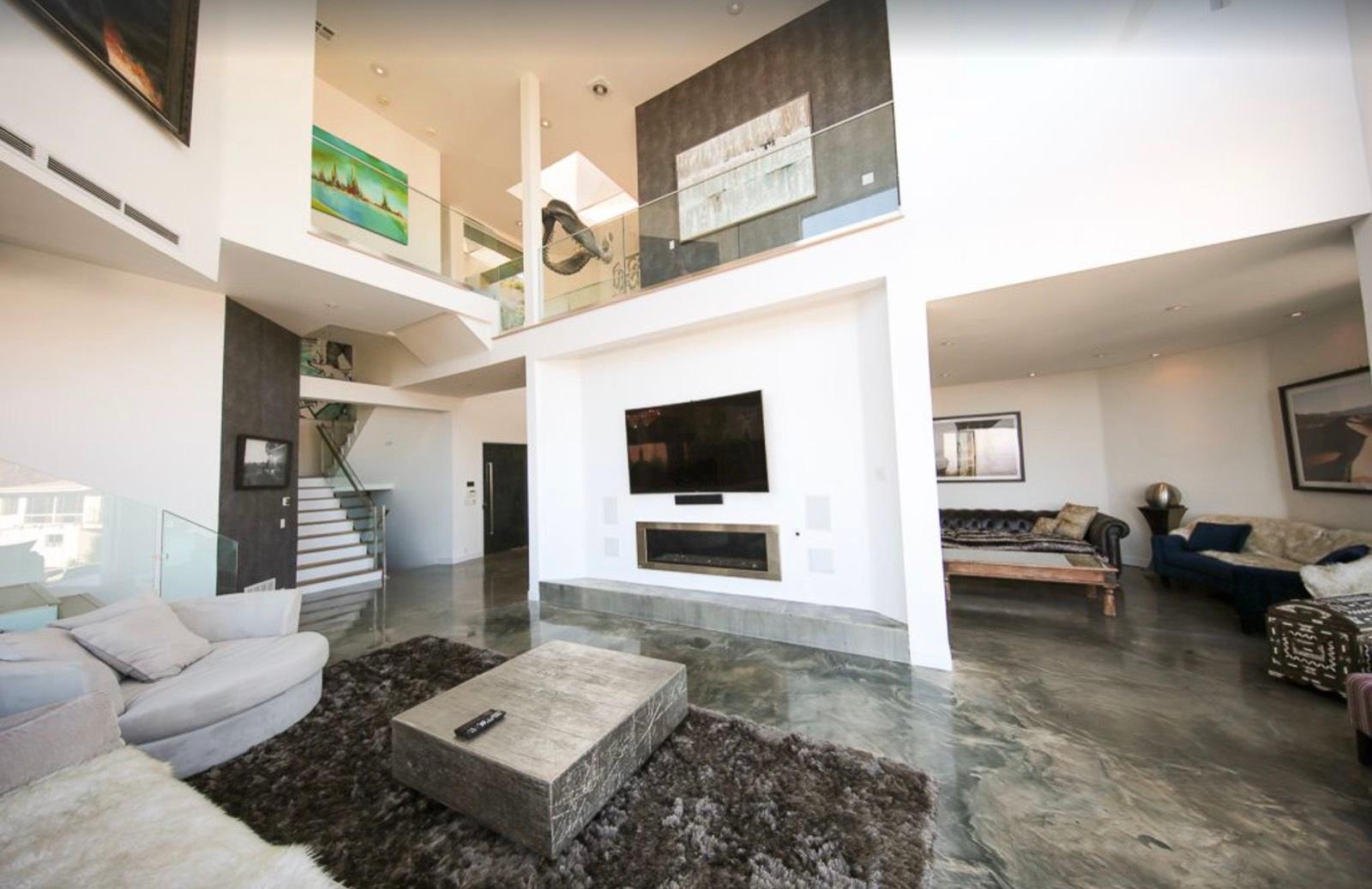 B's Modern Art Hills home — photo 12