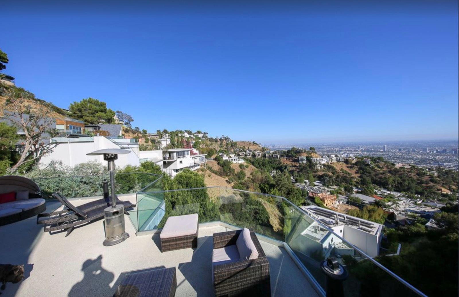 B's Modern Art Hills home — photo 1