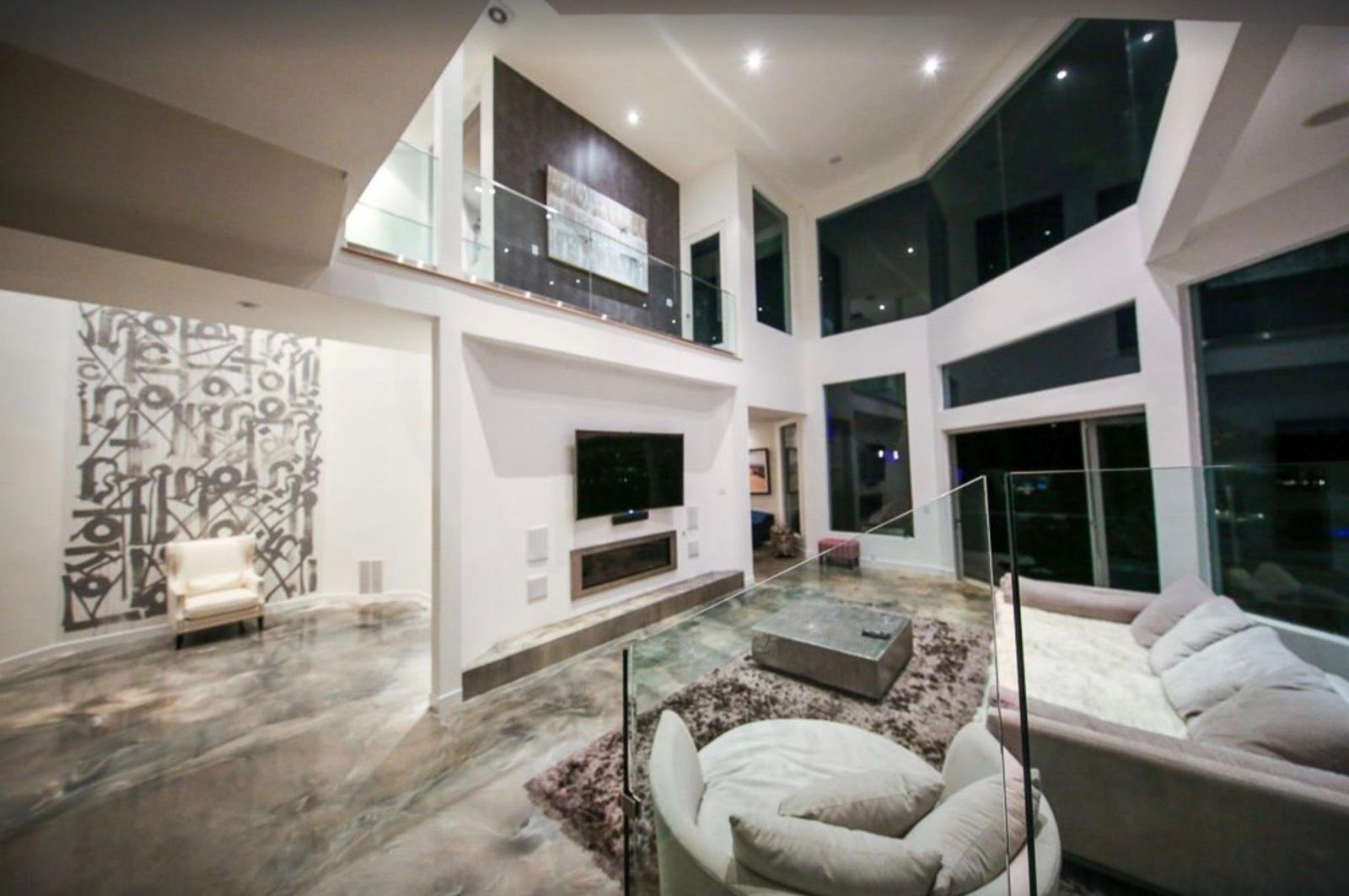 B's Modern Art Hills home — photo 4