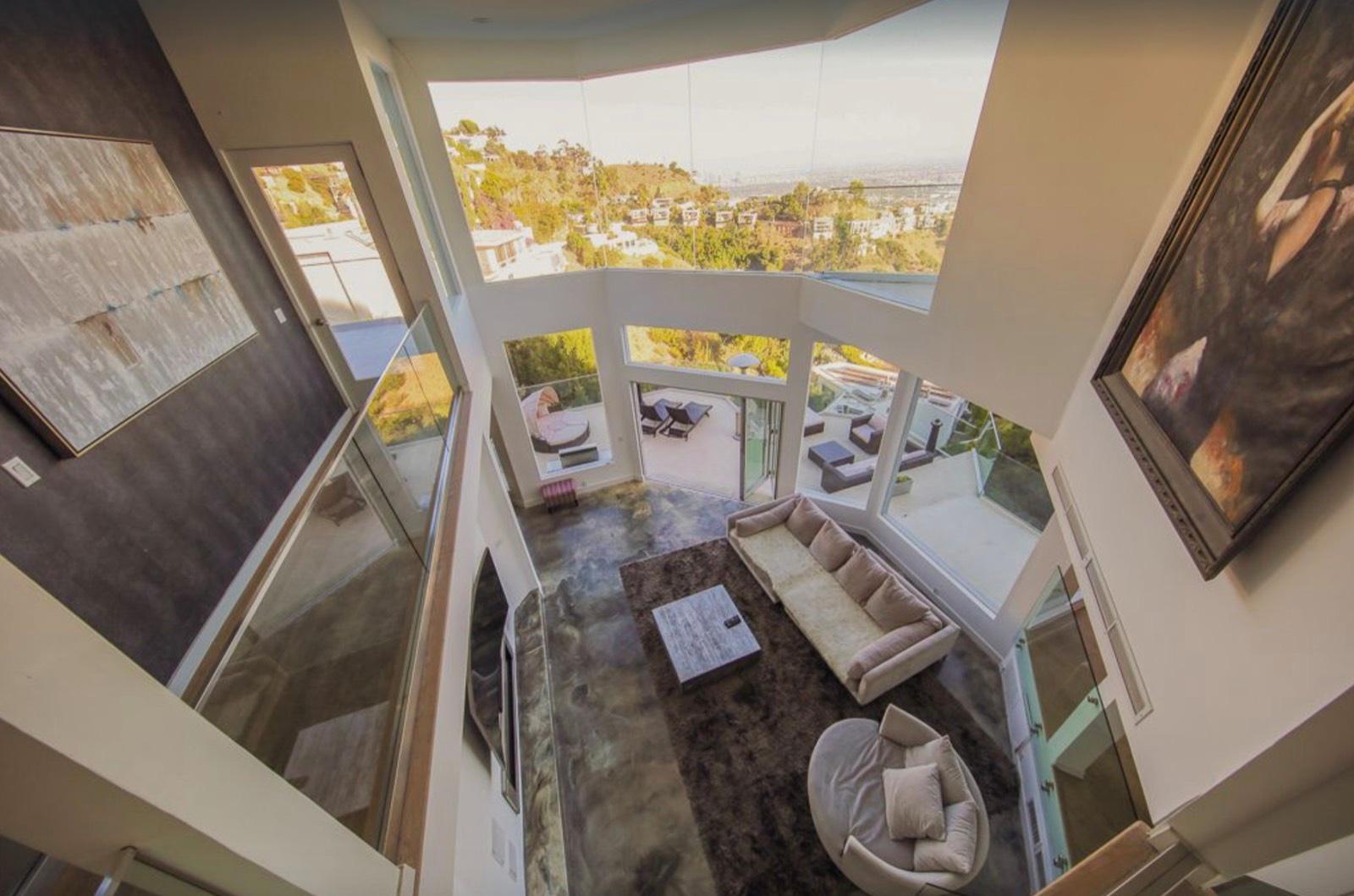 B's Modern Art Hills home — photo 5