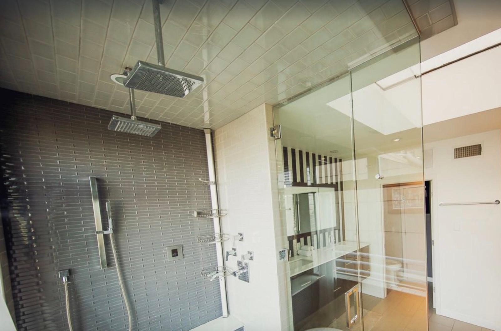 B's Modern Art Hills home — photo 6