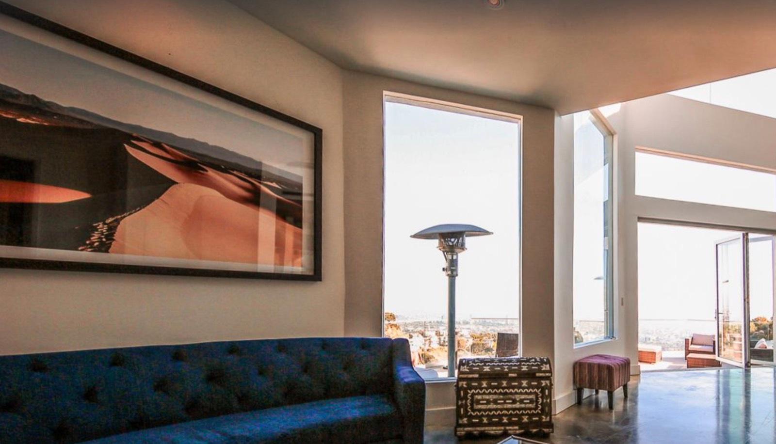 B's Modern Art Hills home — photo 7