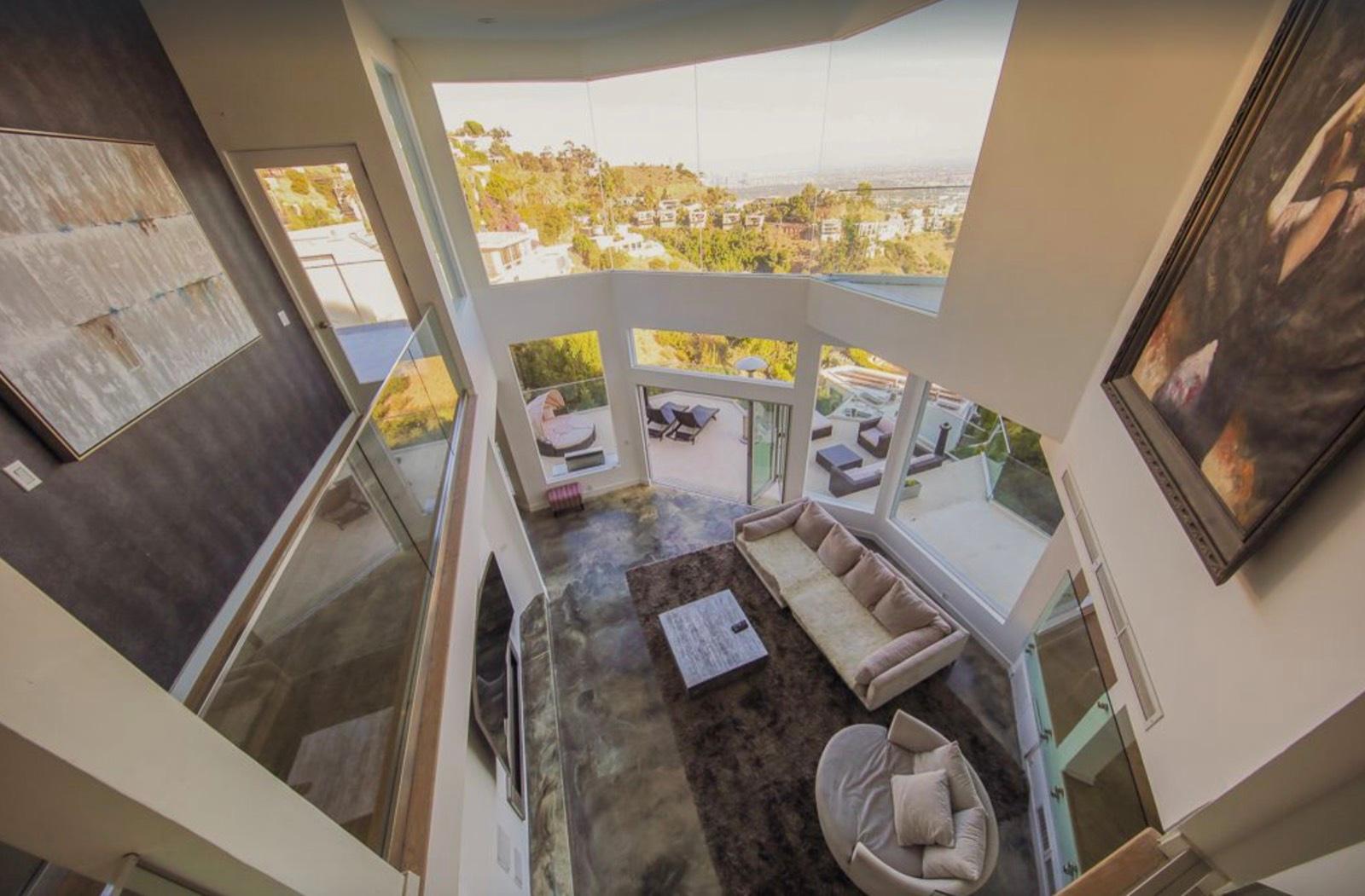 B's Modern Art Hills home — photo 8