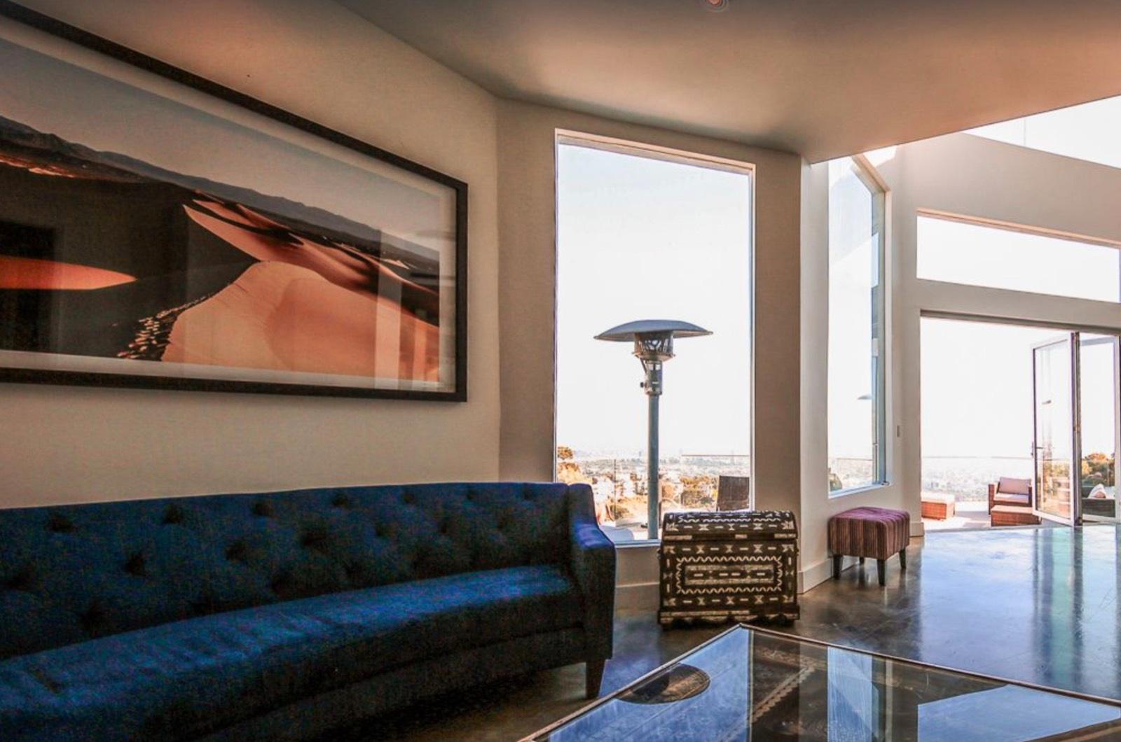 B's Modern Art Hills home — photo 9