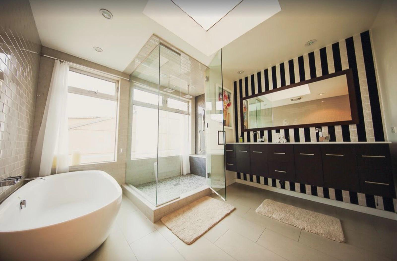 B's Modern Art Hills home — photo 10