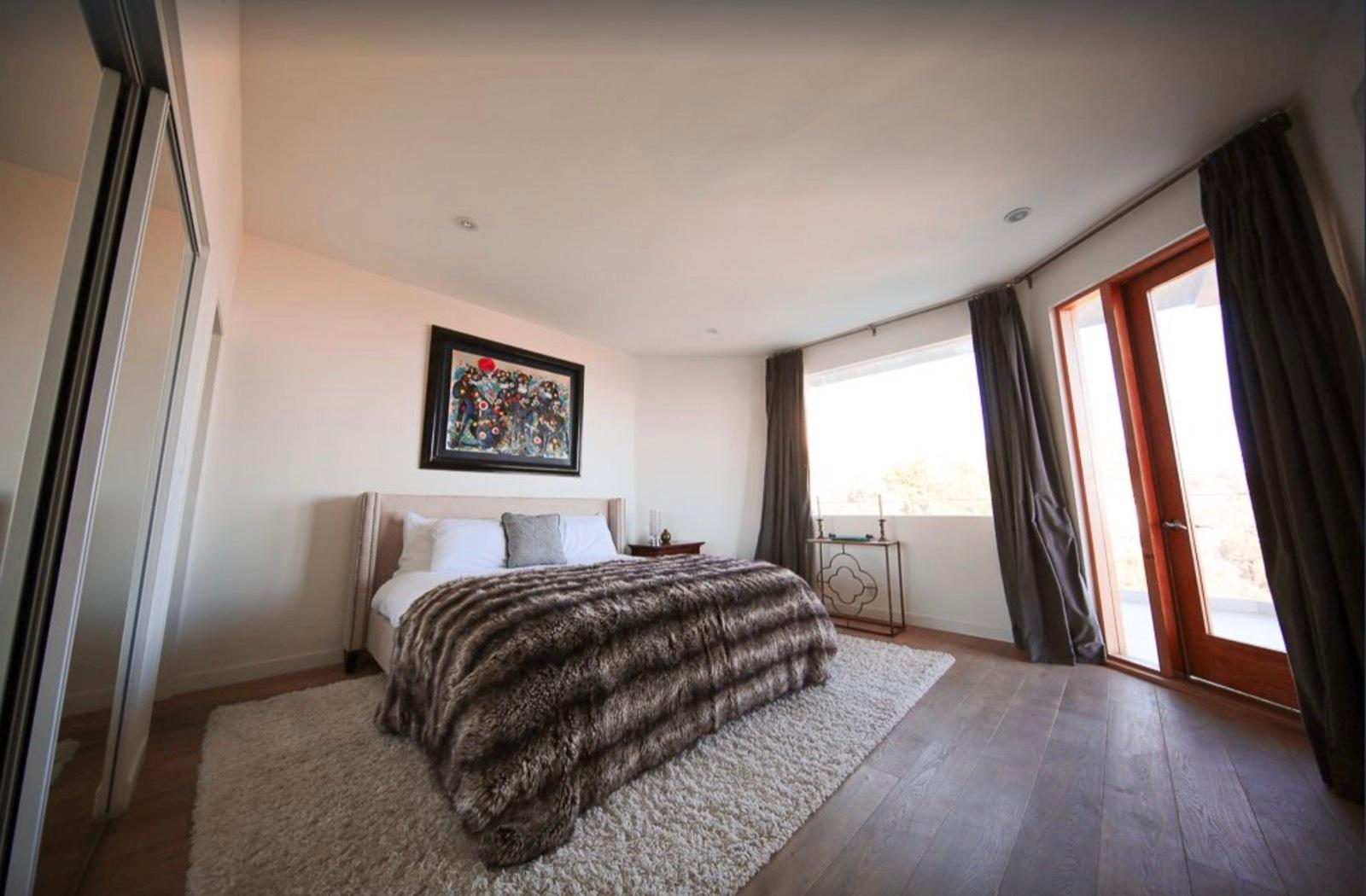 B's Modern Art Hills home — photo 11