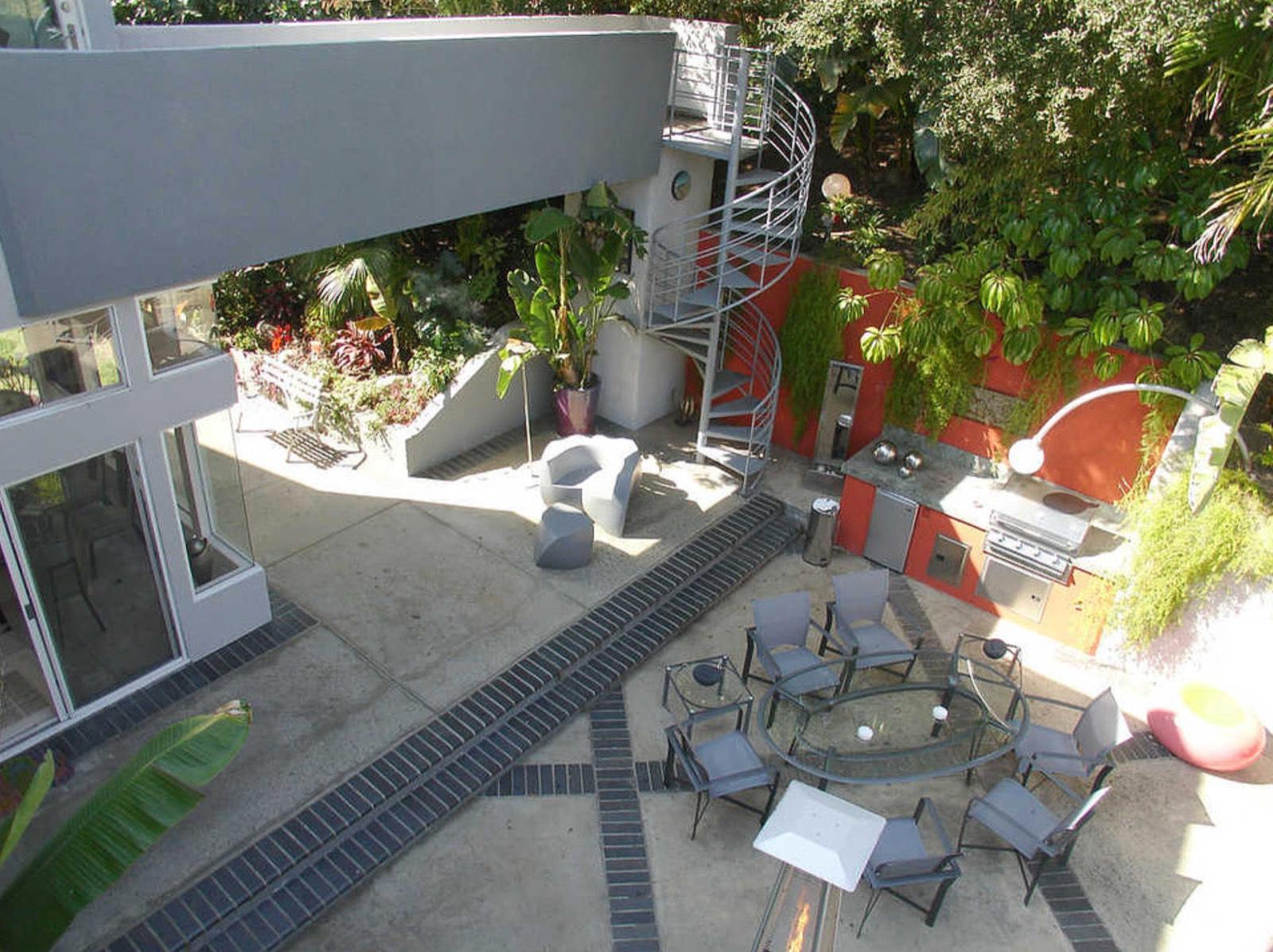 B's Modern Fun house — photo 2