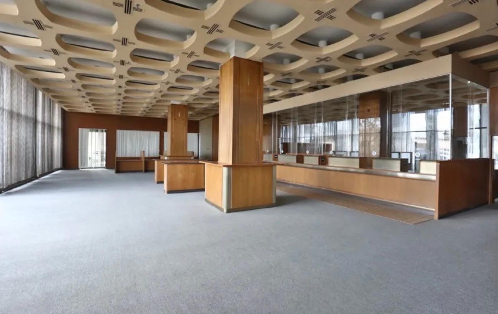 B's Wooden Traditional Bank — photo 3