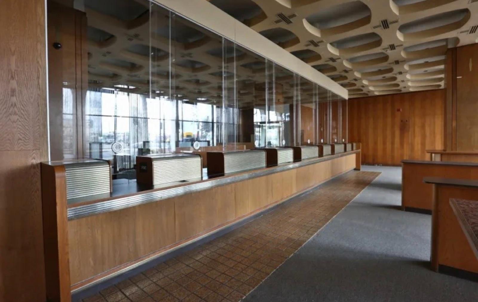 B's Wooden Traditional Bank — photo 5