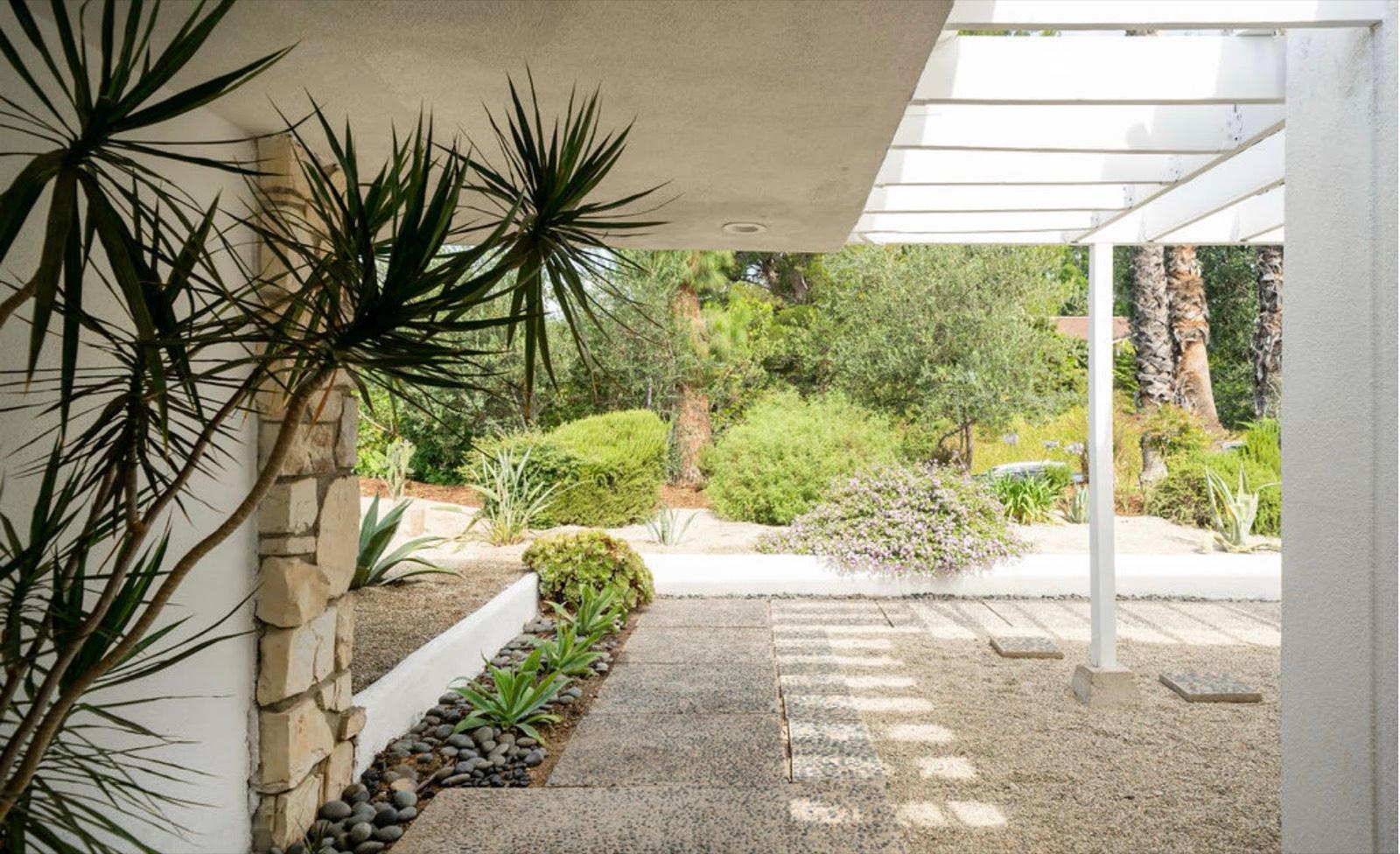 BW S Sunny Midcentury Home 11211 — photo 3