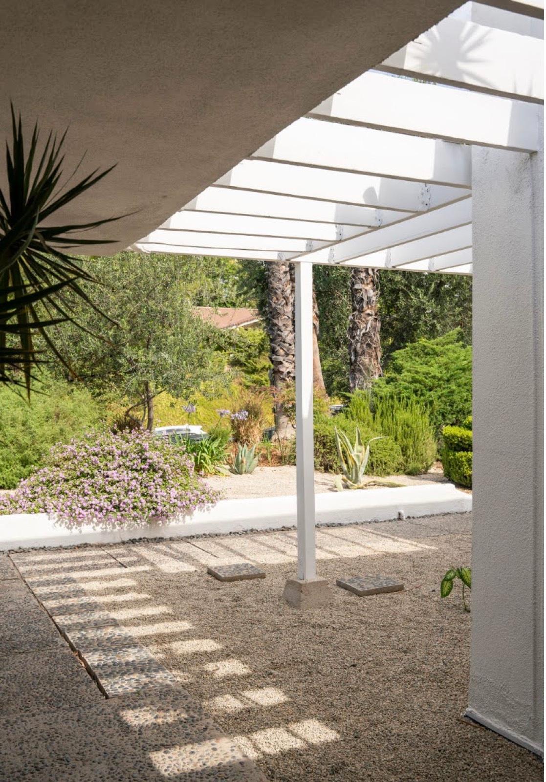 BW S Sunny Midcentury Home 11211 — photo 4