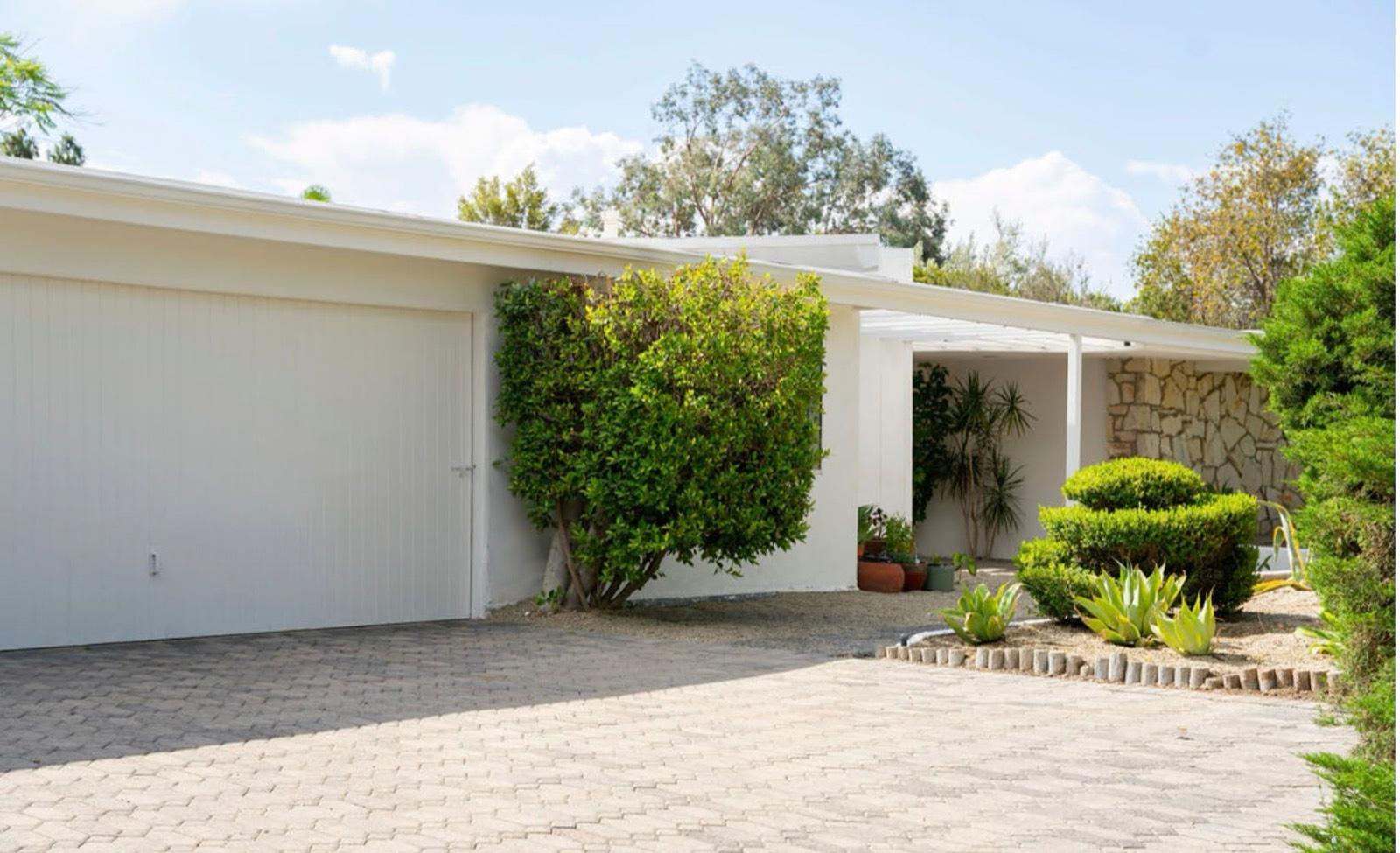 BW S Sunny Midcentury Home 11211 — photo 6