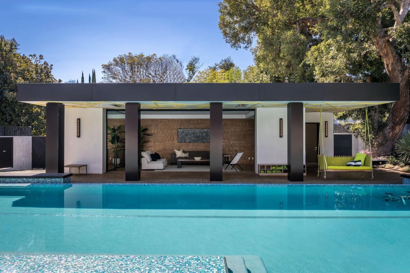 C's Modern Artistic Architect Home — photo 12