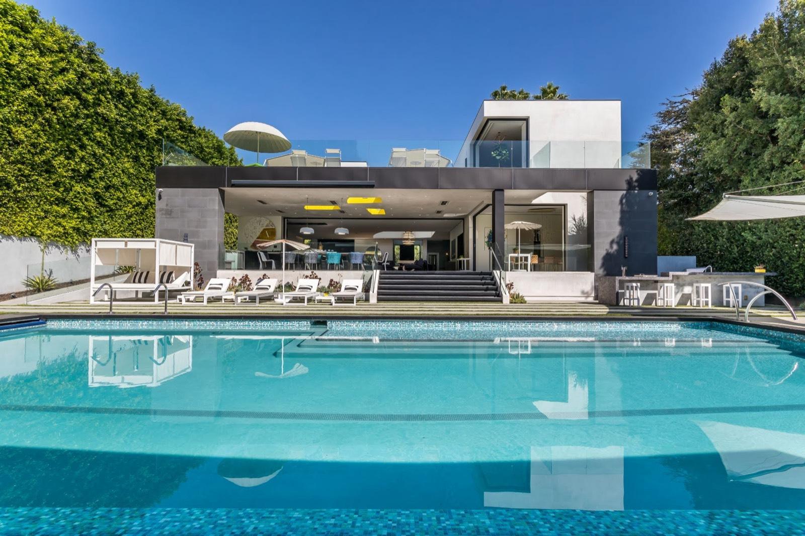 C's Modern Artistic Architect Home — photo 8
