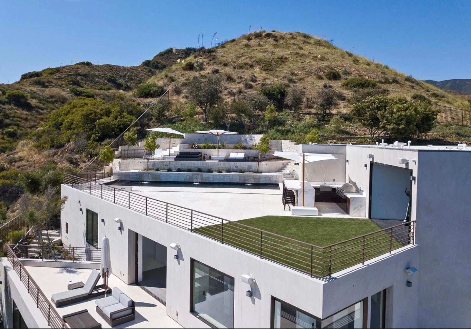 CC's Modern Sea Vista Home — photo 2