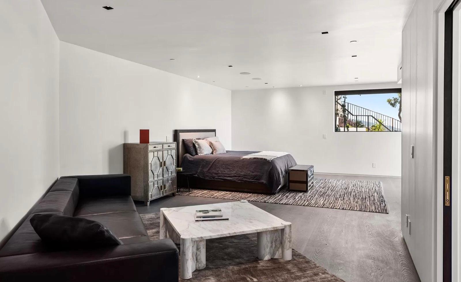 CC's Modern Sea Vista Home — photo 11