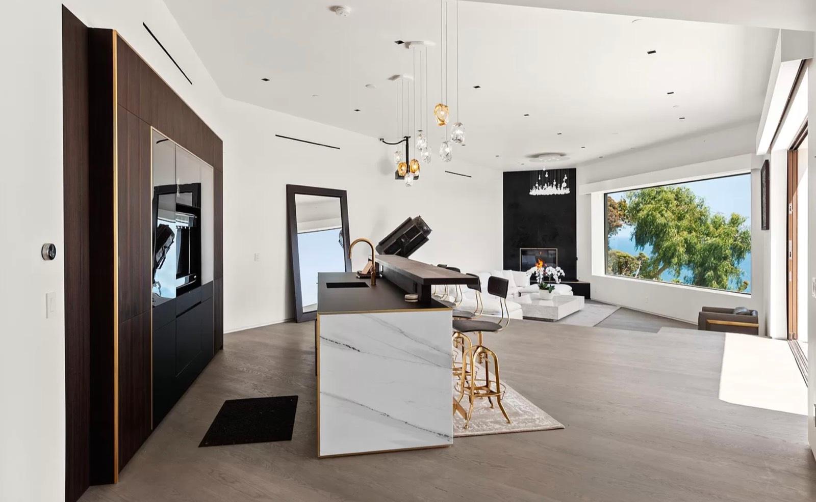 CC's Modern Sea Vista Home — photo 3