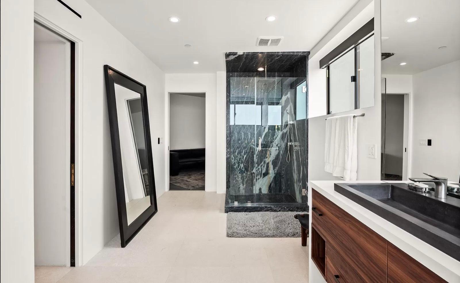 CC's Modern Sea Vista Home — photo 4