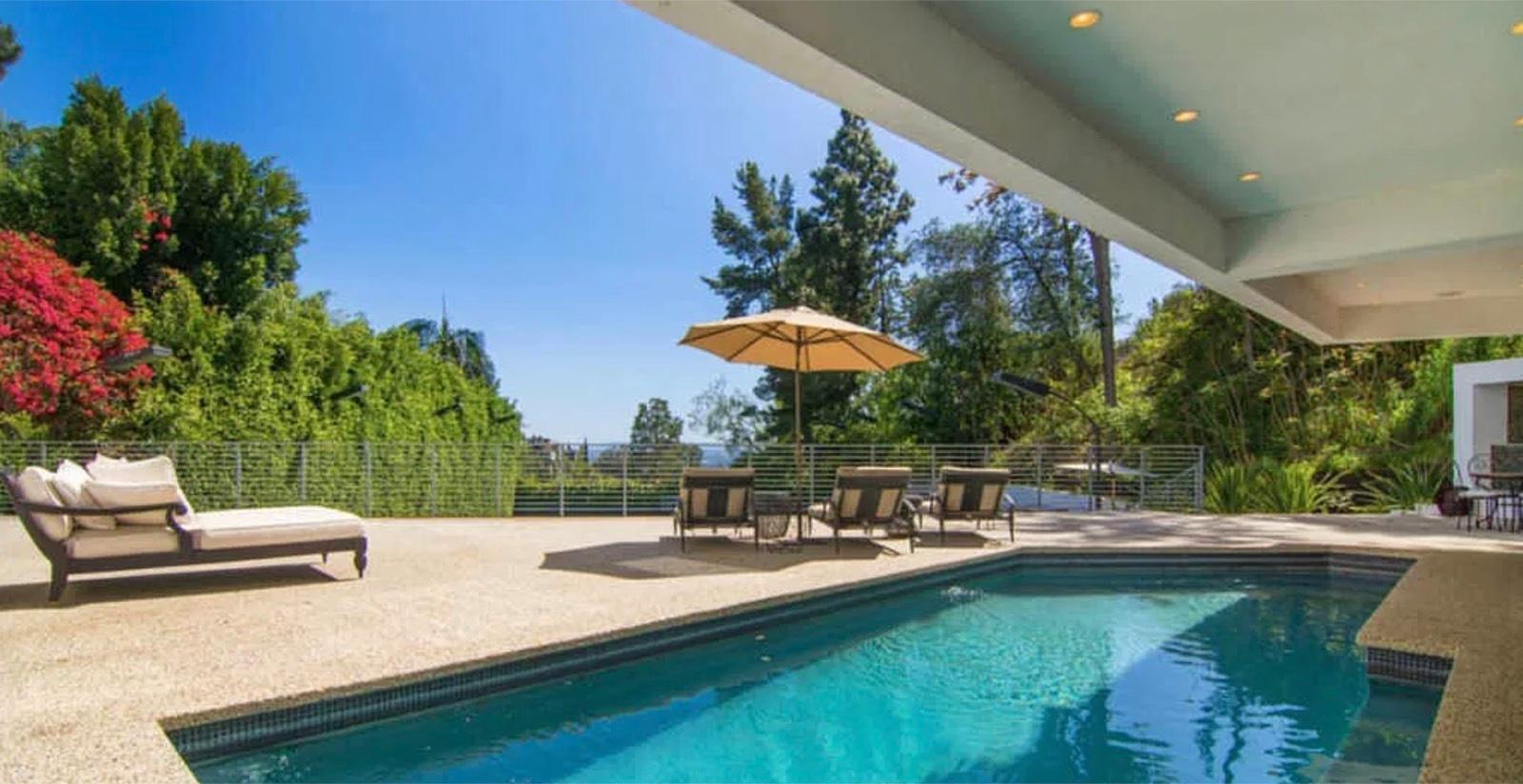 CD's Modern Tennis Mansion — photo 1