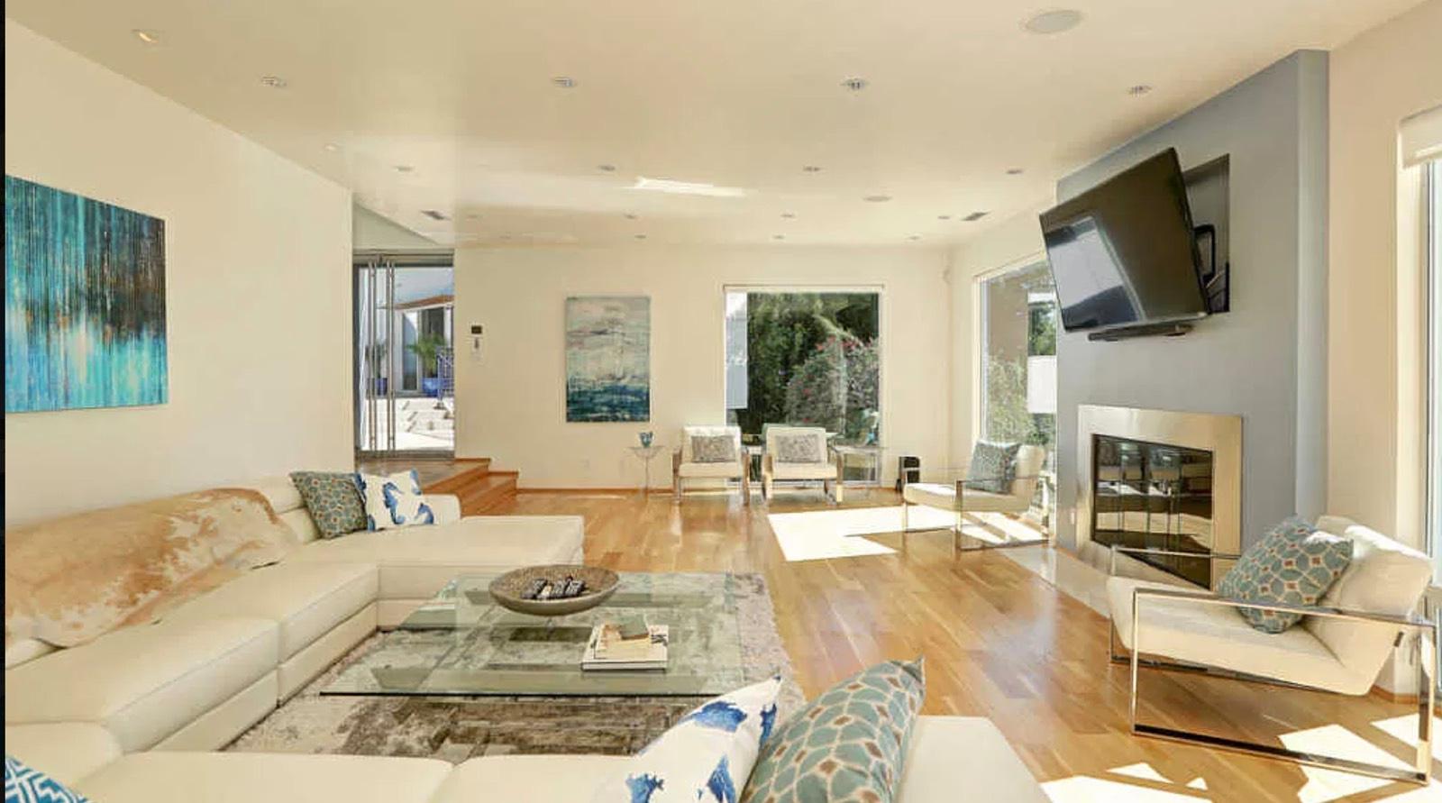 CD's Modern Tennis Mansion — photo 9