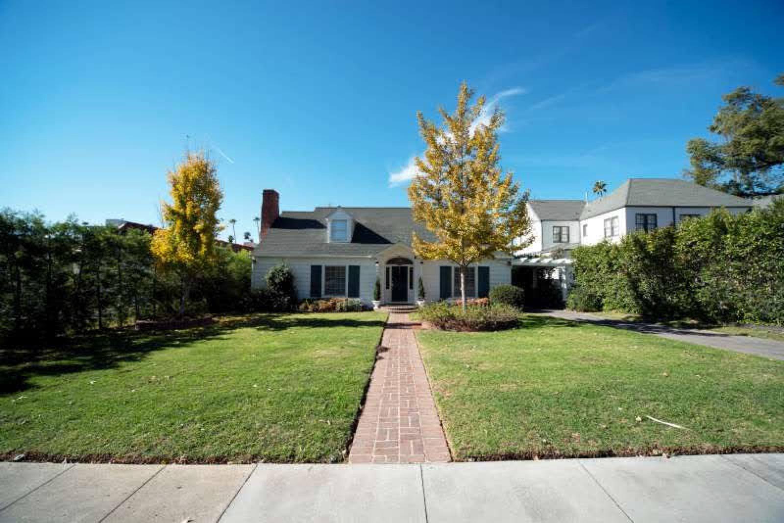 Charming petit white home — photo 1