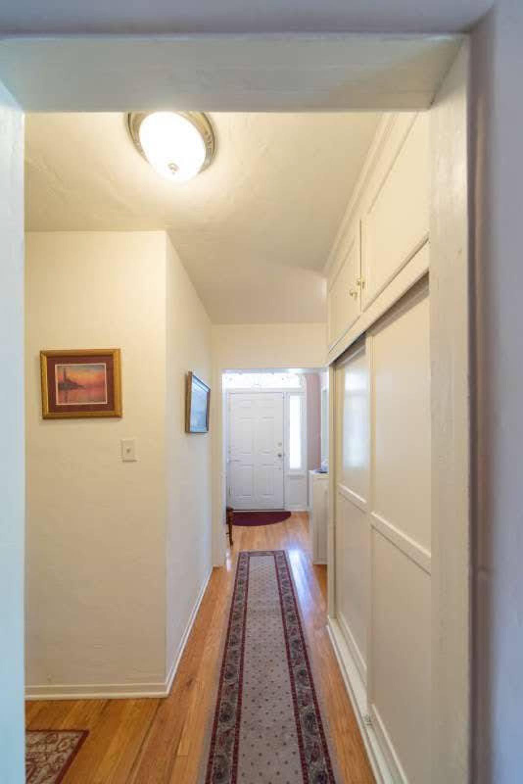 Charming petit white home — photo 11