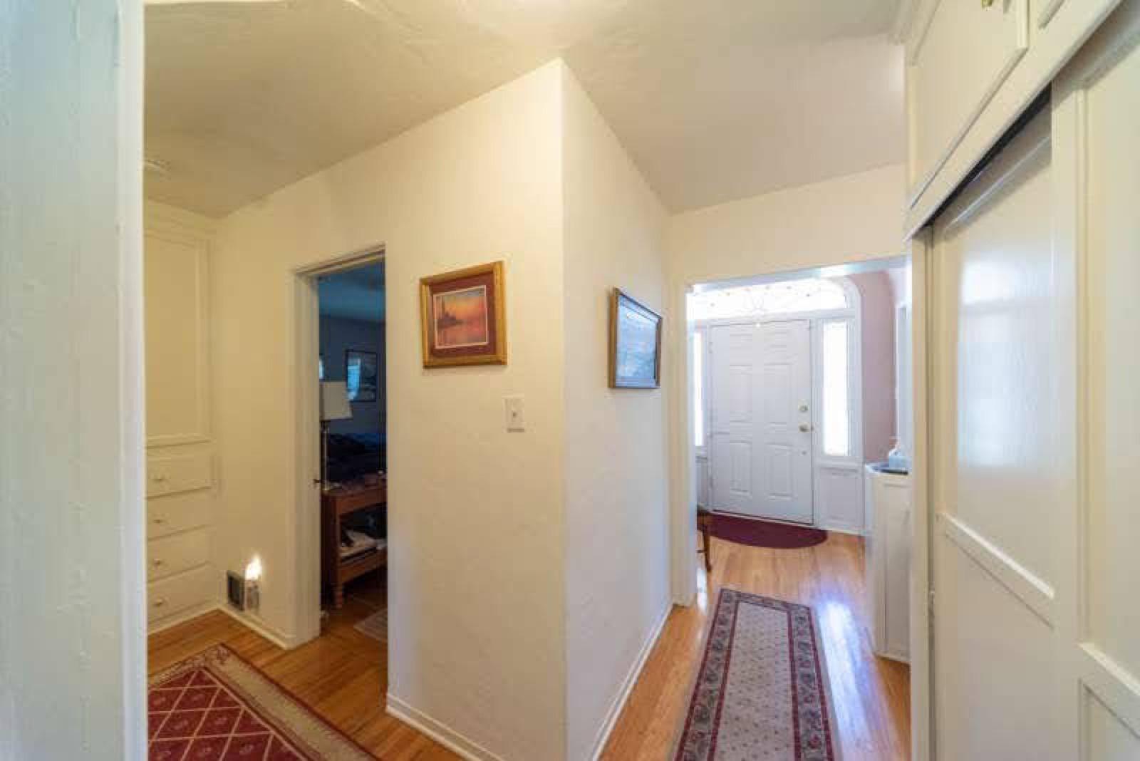 Charming petit white home — photo 12