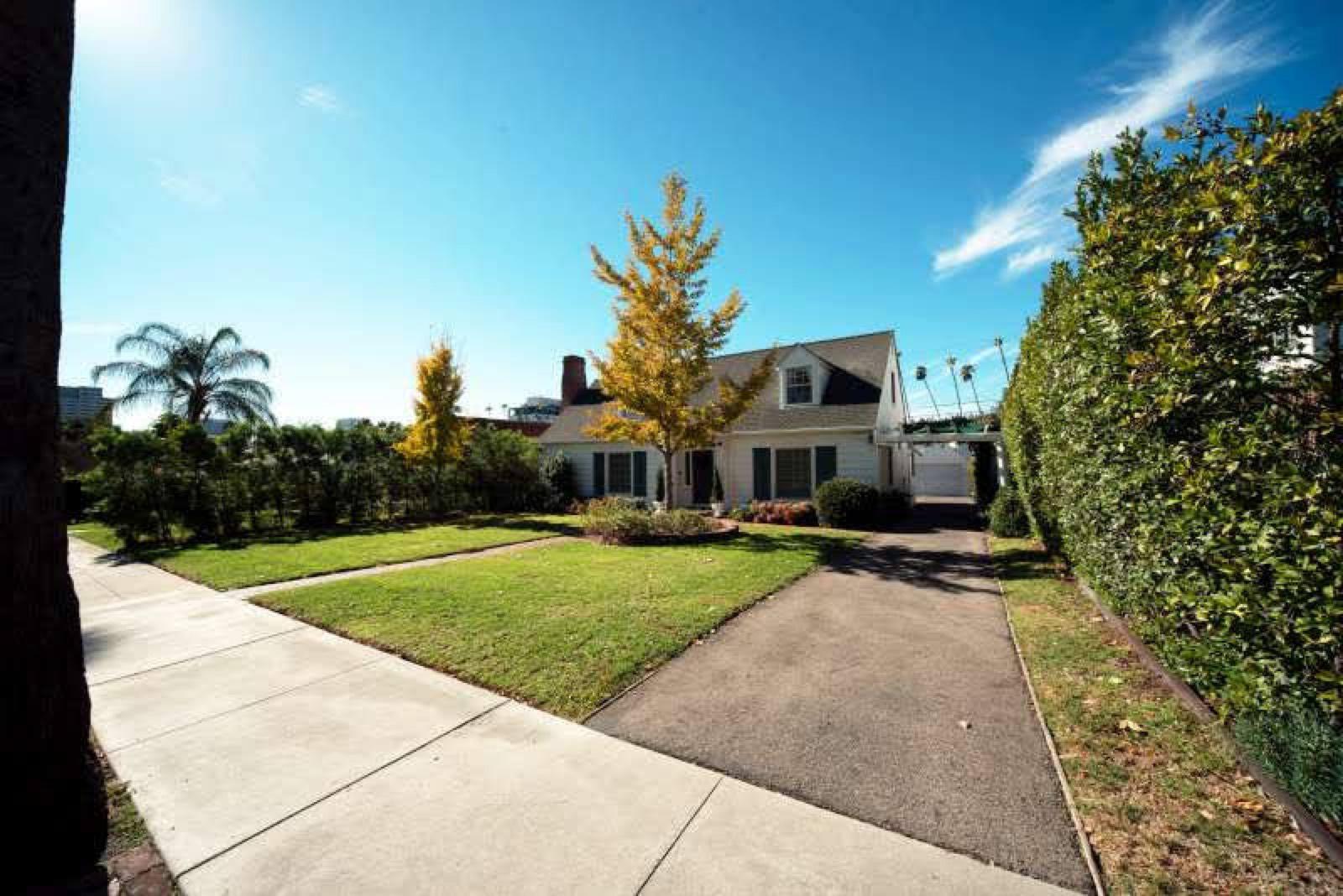 Charming petit white home — photo 4