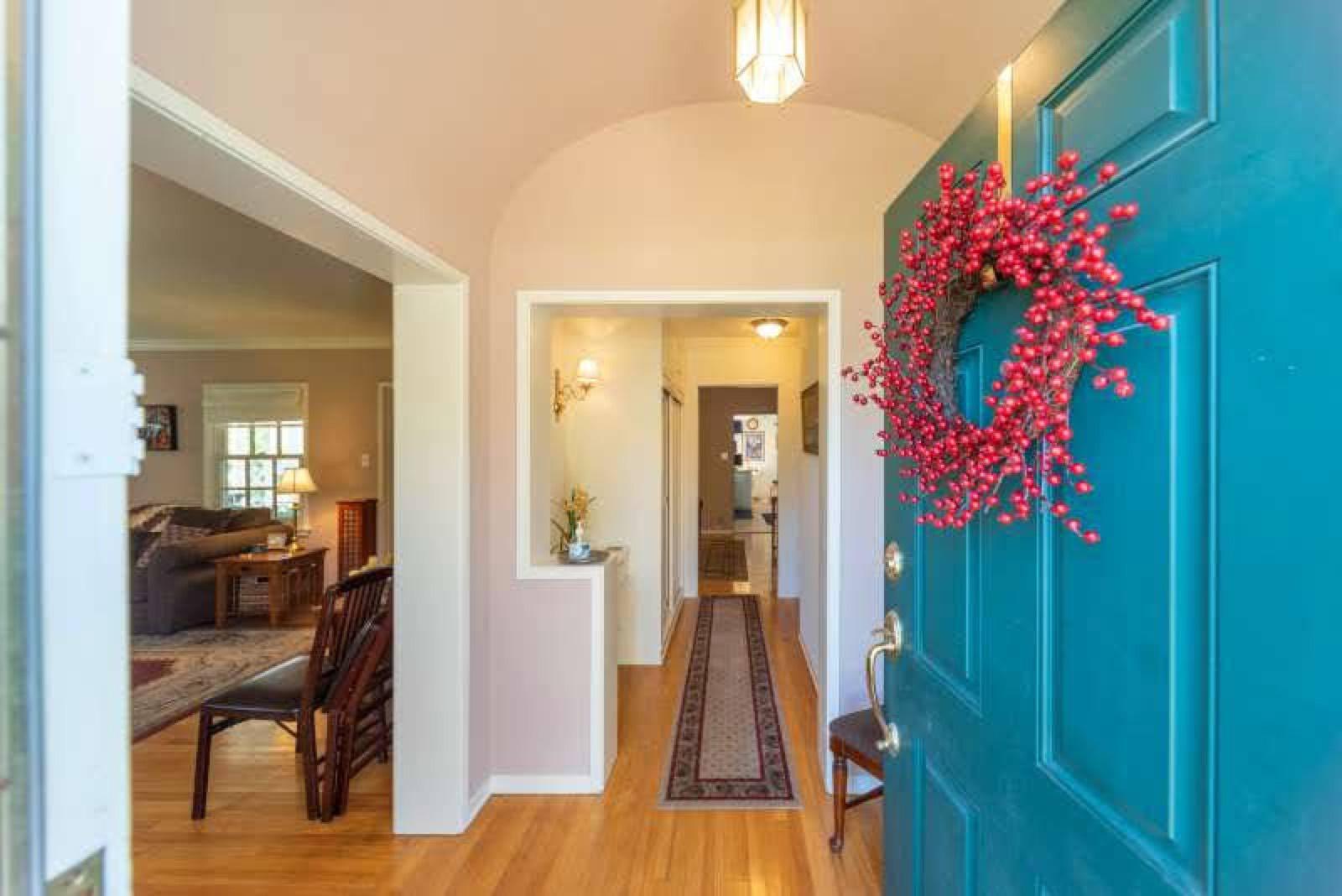 Charming petit white home — photo 10