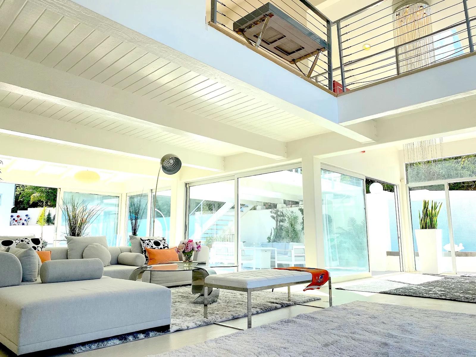 Charming white house with pool and jacuzzi in the hills near beverly — photo 12