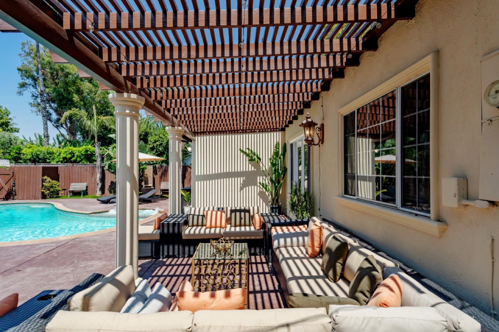 Cozy Home With Pool and Patio — photo 11
