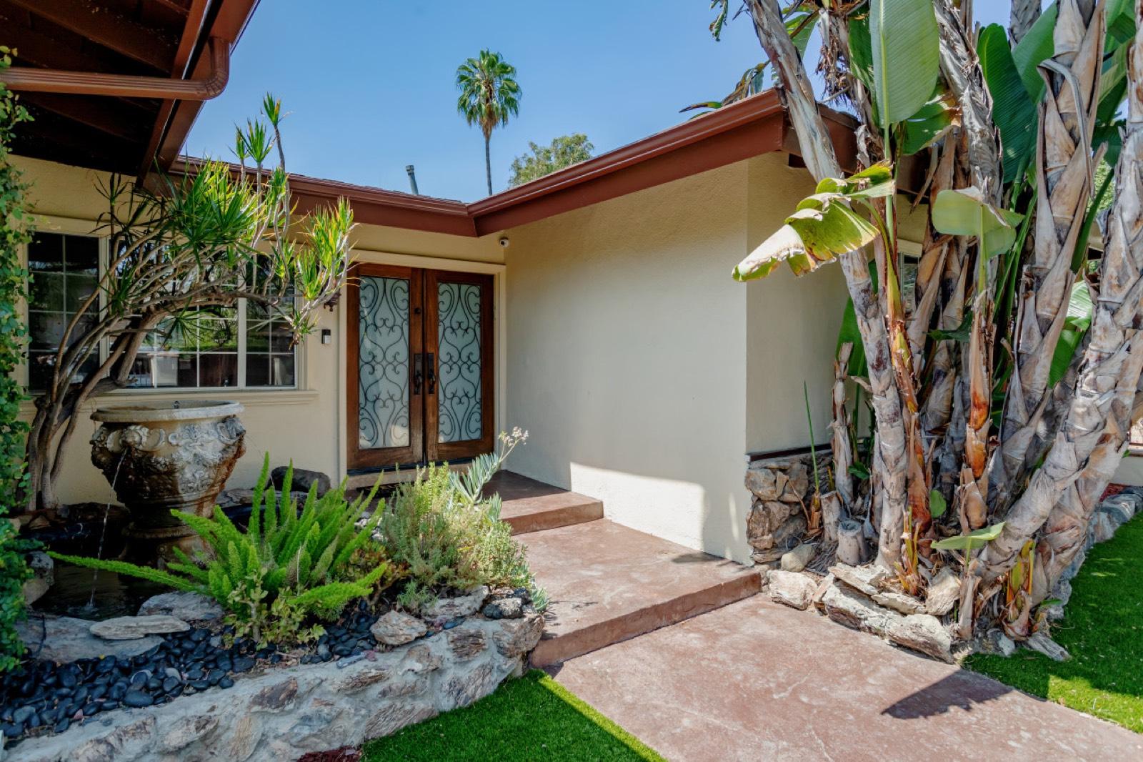 Cozy Home With Pool and Patio — photo 12