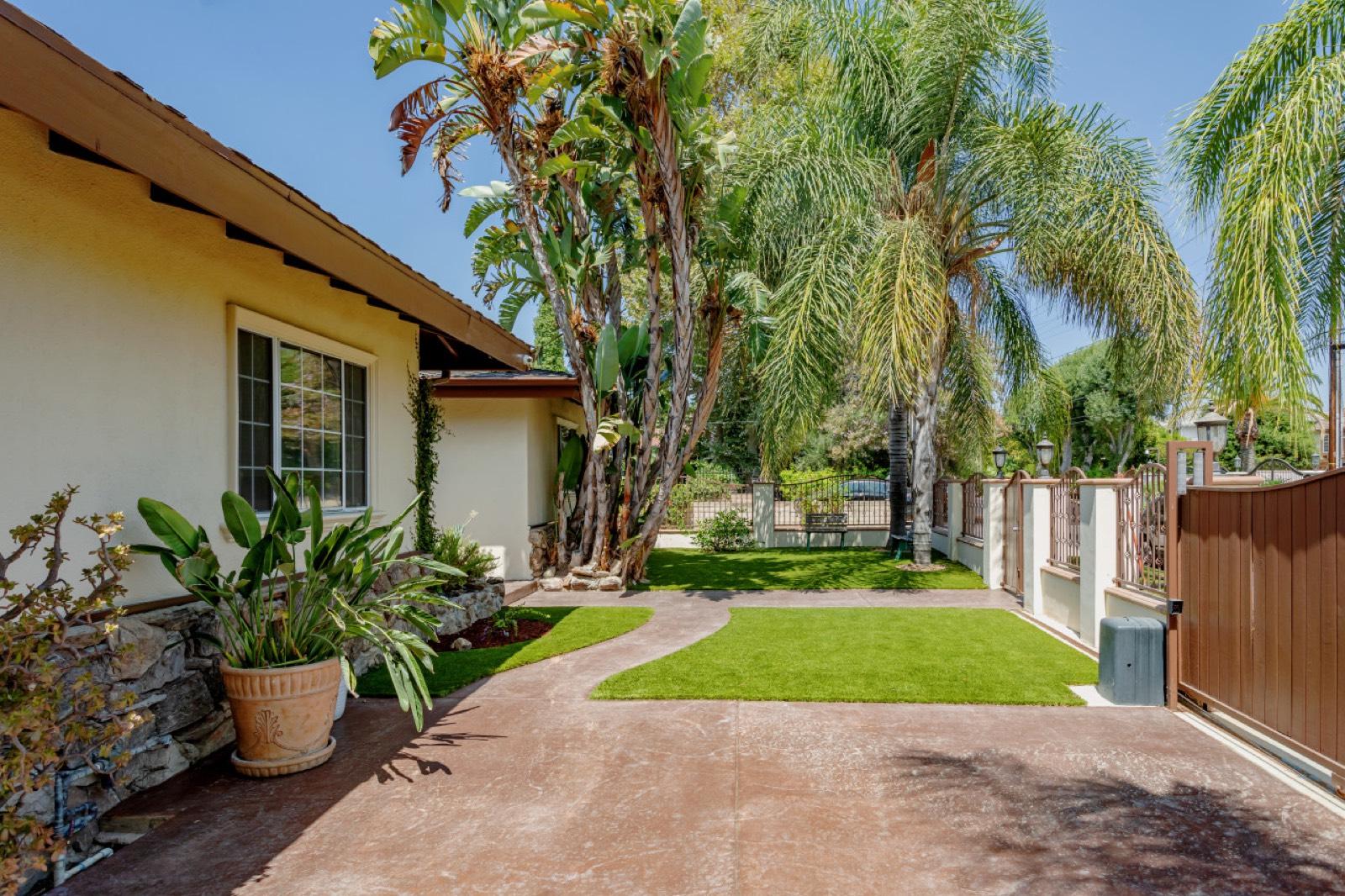 Cozy Home With Pool and Patio — photo 4