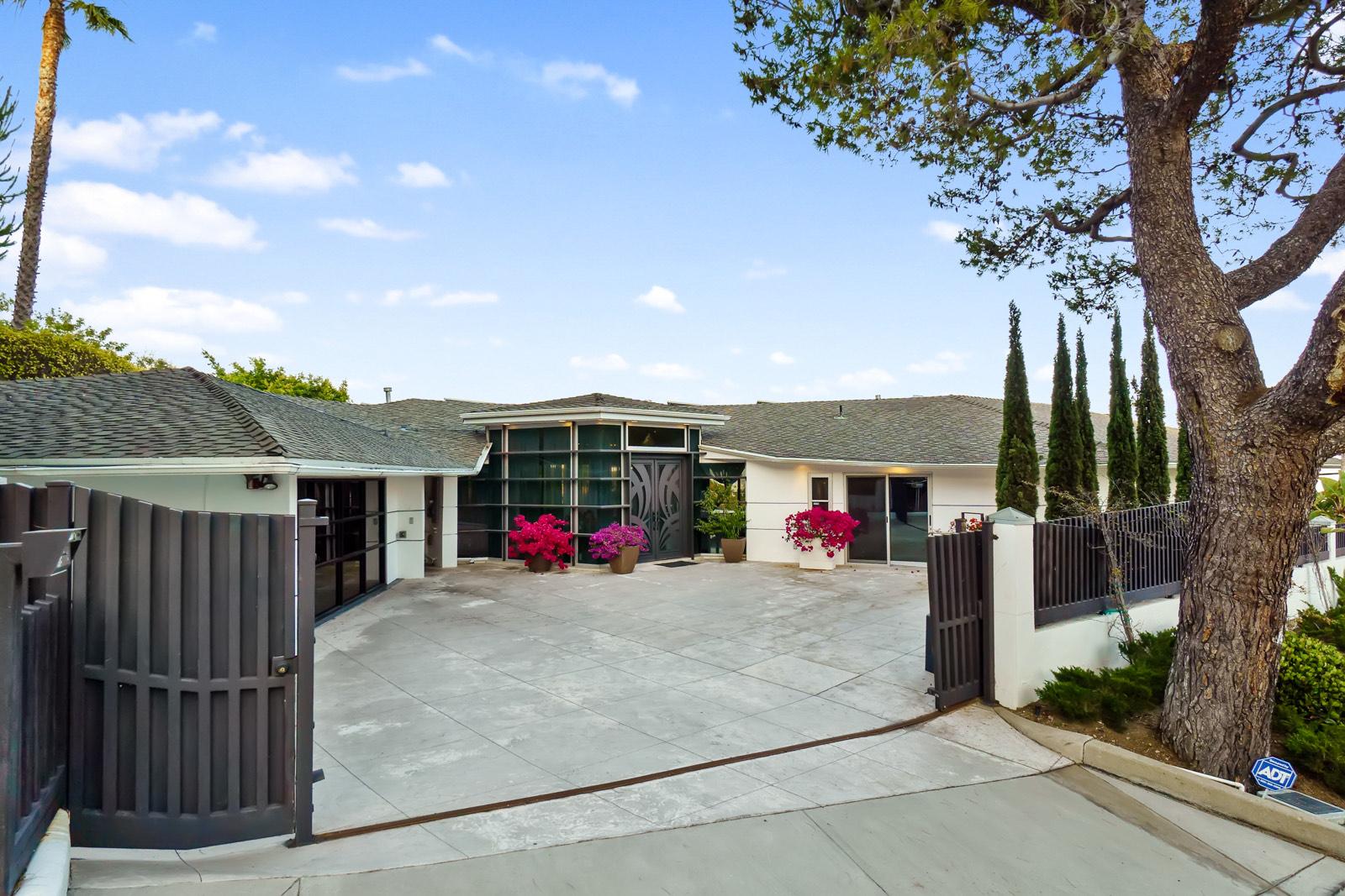 C's Bh View Home — photo 2