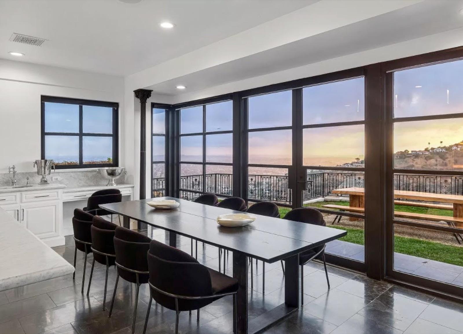 C's Modern Glass City View — photo 4