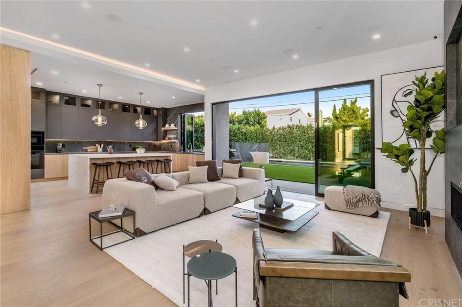 CS's Modern Tech Home — photo 2