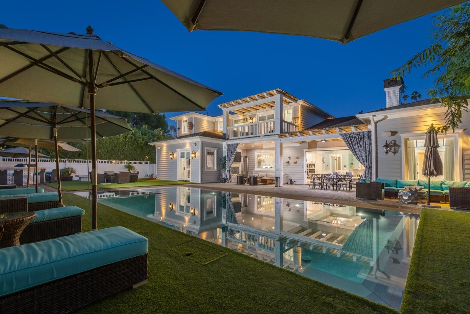 C's Tarzana Modern Cape Cod — photo 2