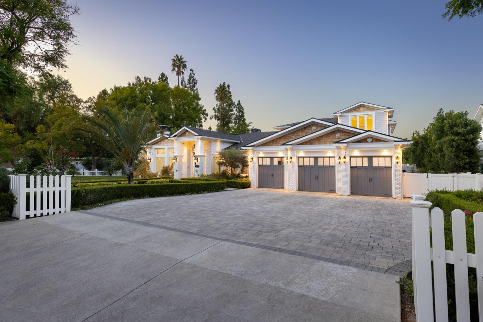 C's Tarzana Modern Cape Cod — photo 1