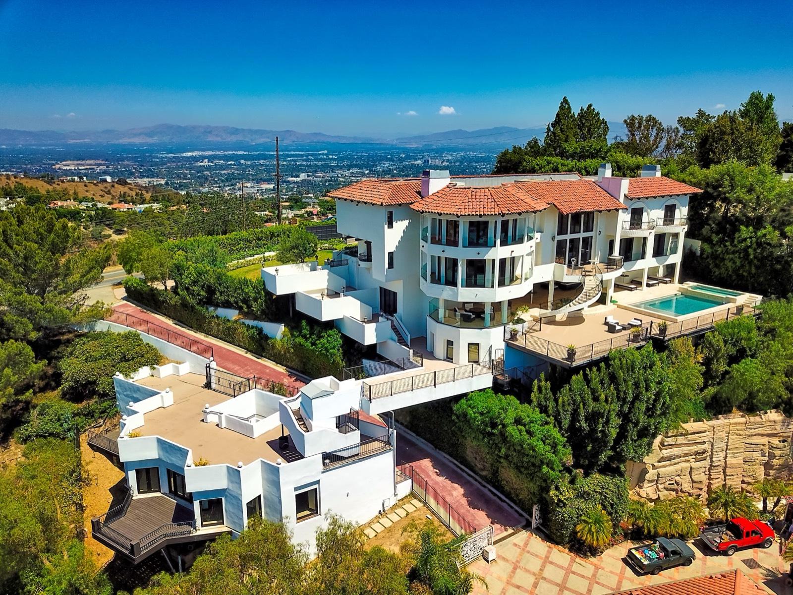 CS's Huge Med Mansion — photo 2