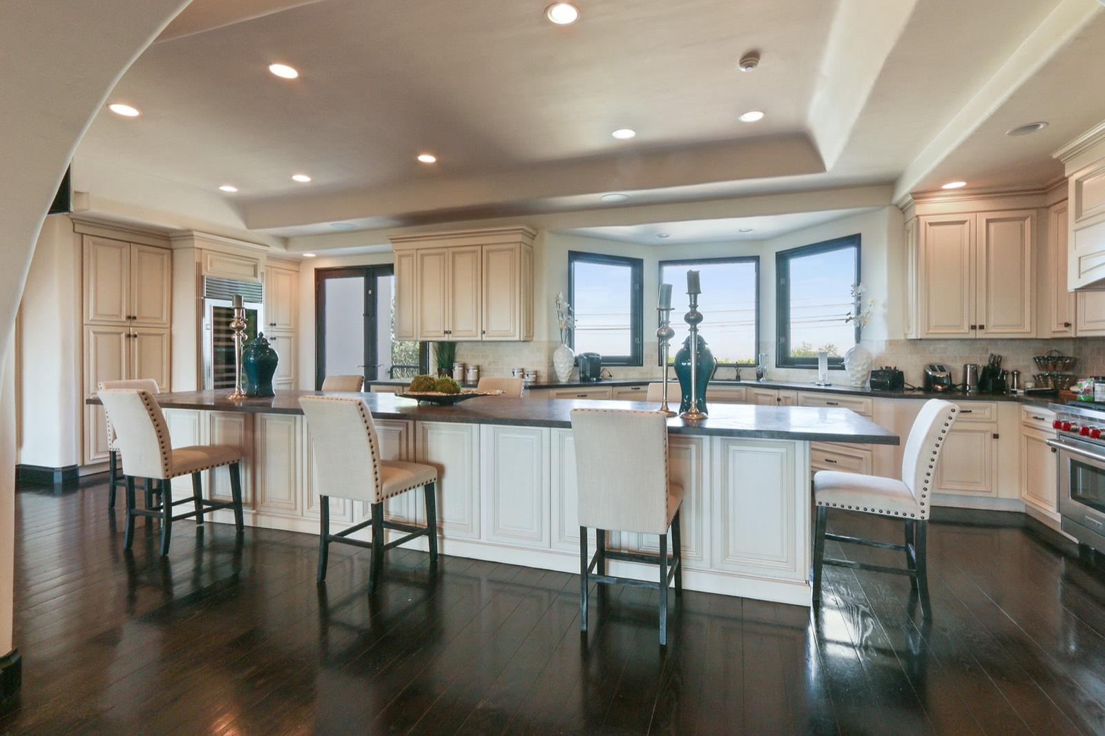 CS's Huge Med Mansion — photo 7