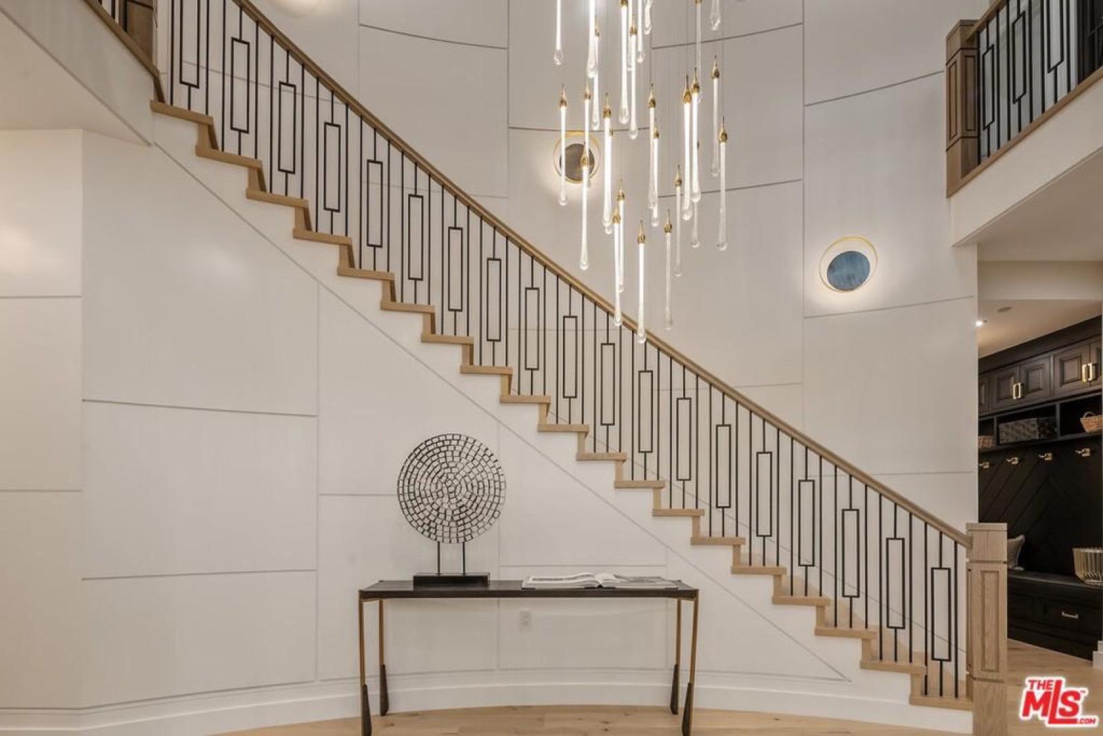CS's Modern Cape Cod Charmer — photo 2