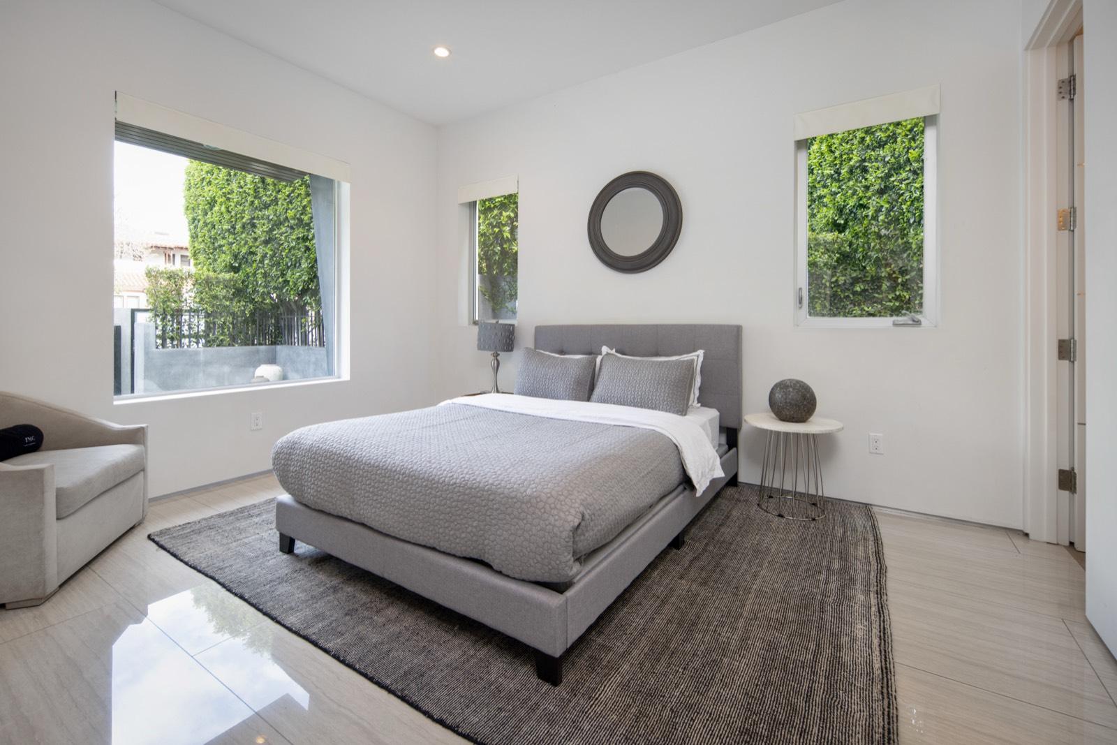 CS's White and Grey Modern — photo 2