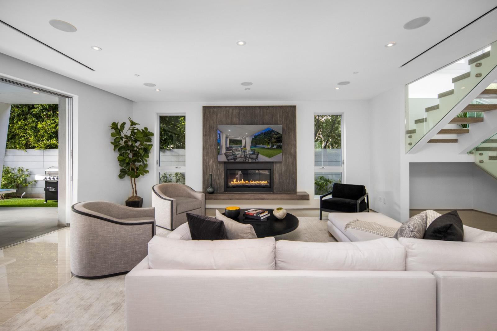 CS's White and Grey Modern — photo 3