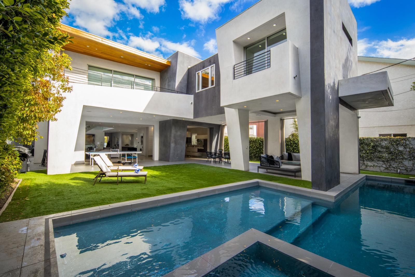 CS's White and Grey Modern — photo 12