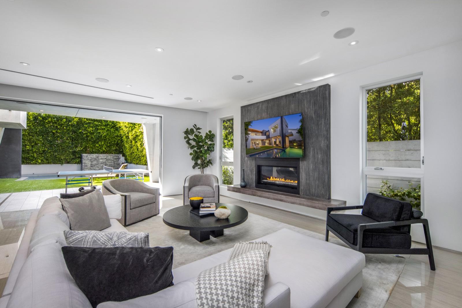 CS's White and Grey Modern — photo 6